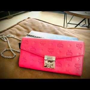 MCM CHAIN CROSSBODY CLUTCH